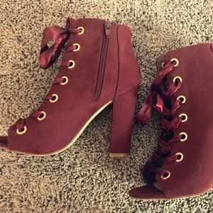 Super cute shooties with ribbon lacing--exc cond!